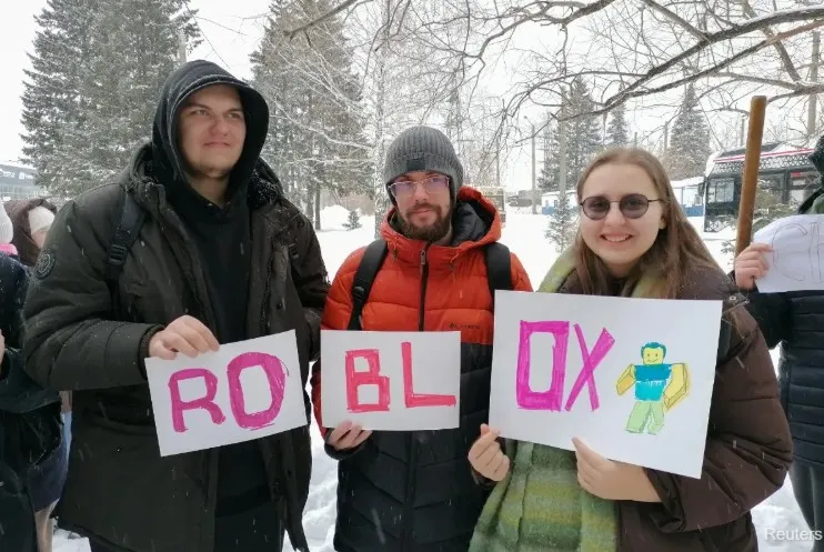 Russian kids defiantly protest